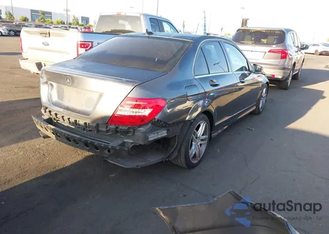 2013 Mercedes-Benz C 250 Sport z USA, uszkodzony, nr VIN WDDGF4HB0DA807408